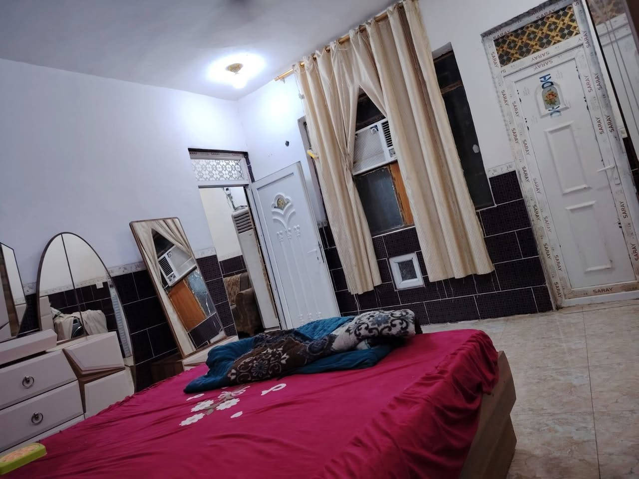 سلام عليكم بيت طابو زراعي المساحه ١٠٠ متر بناه جديد الموقع بهرز ثنيان خلف جمعيه النقاء ١٠٠  وبي مجال شارع تبلايط كهرباء كامل خدمات ***********
