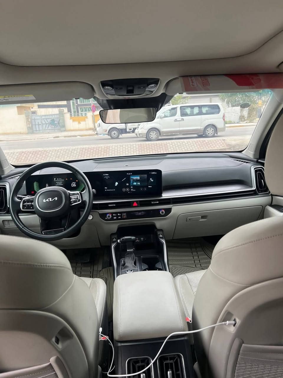 سلام عليكم سورنتو موديل ٢٤ سياره لون سمنتي مميز وارد امريكي بيها جاملغ وبنيد نفس الون سياره تخبل وحادثها حلو  مكاني واسط زبيديه ***********
