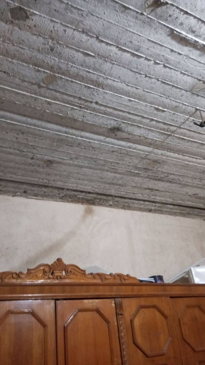 سلام عليكم عندي بيت للبيع مساحه 60متر يحتوي على غرفه وصاله ومطبخ واستقبال وصحيات بناء بيت بلوك أساس بيت صب كونكريت وسكف بيت كونكريت البيت مشترك بس أساس بيت كامل عايز بورك وسقوف ثانويه بيتونه مامبني  جاهز سيراميك ارضيات وجدار عنوان براكيه مقابل جامع الخزاعل سعر 18وبي مجال للاستفسار على رقم ***********
