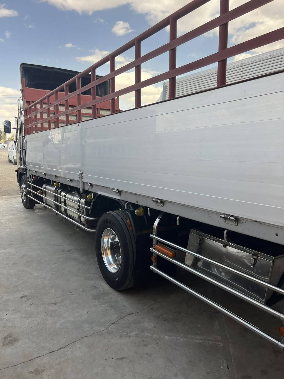 السلام عليكم سياره للبيع موديل 2021
مكينه 5 سلندر سته وربع بلادي رقم بغداد السيارة 

جاهزه كبل للشقل العنوان واسط الصويرة ***********
