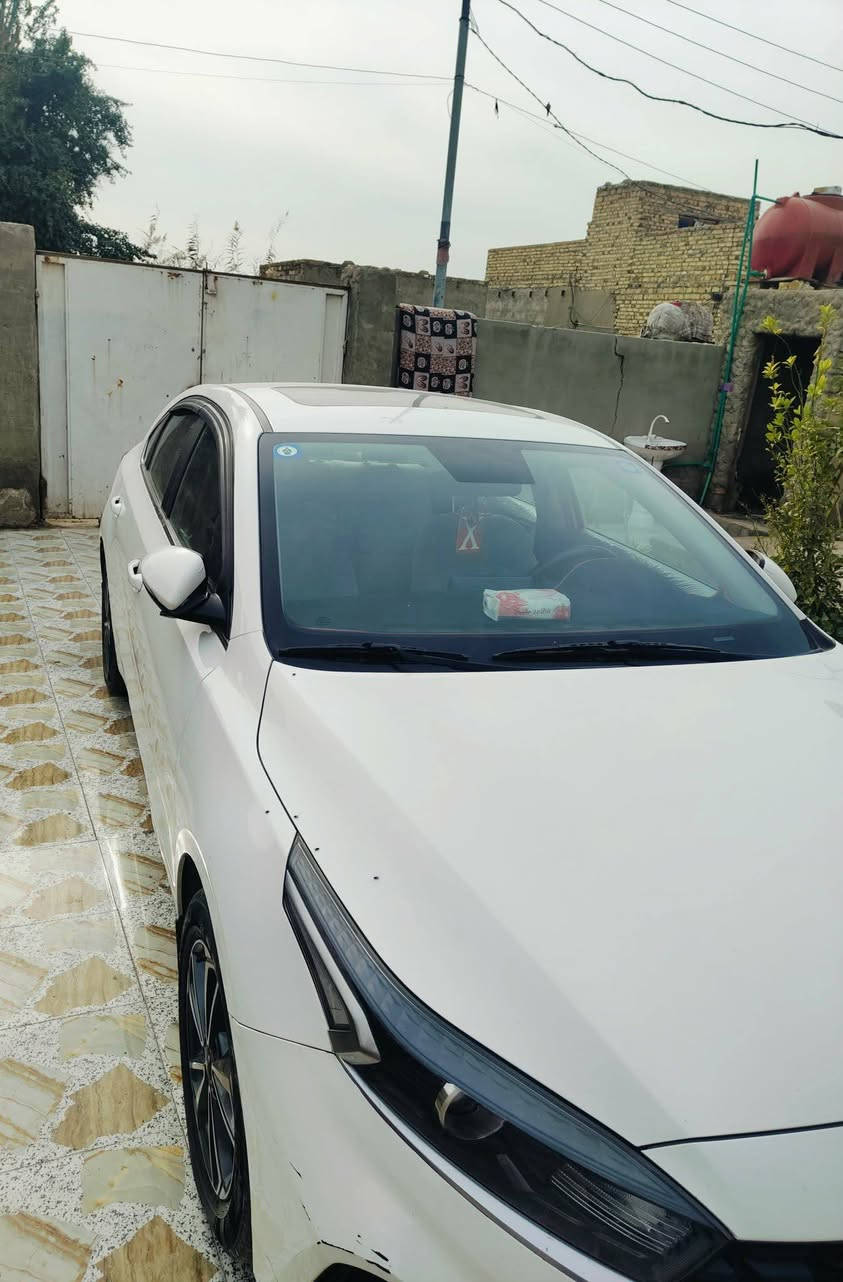 سيراتو خليجي موديل  22   فول مواصفات عدا البصمه ماشيه  80  الف رقم بغداد حره بأسمي كفاله عامه  فقط اربع اصابع كارت بالدوسه مكاني الديوانيه قضاء الحمزه  السعر  171 ورقه بيها مجال قليل  
***********
