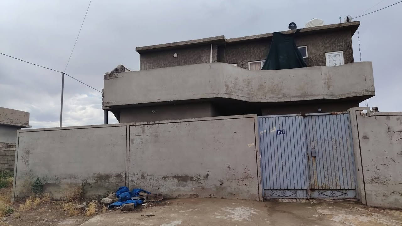 بيت للبيع مع خان كوكجلي قرب المقبره المدرسه مساحه 1200 متر طابق ونص طابق ارضي غرفتين واستقبال ومطبخ وهول وصحيات طابق ثاني غرفه وحده وهول ومطبخ وصحيات لل استفسار للمراجعه مكتب المشوار او اتصال ع رقم*********** يوجد واتساب
