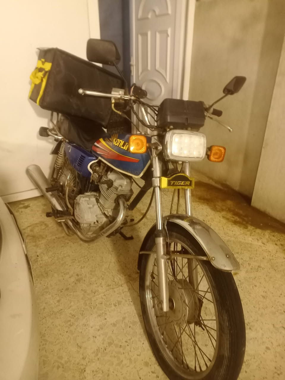 السلام عليكم دراجه بارت للبيع الدراجه رايدها ب 375 وبيها مجال بسيط *********** تواصل اتصل على الرقم موتور محرك مفتوح
