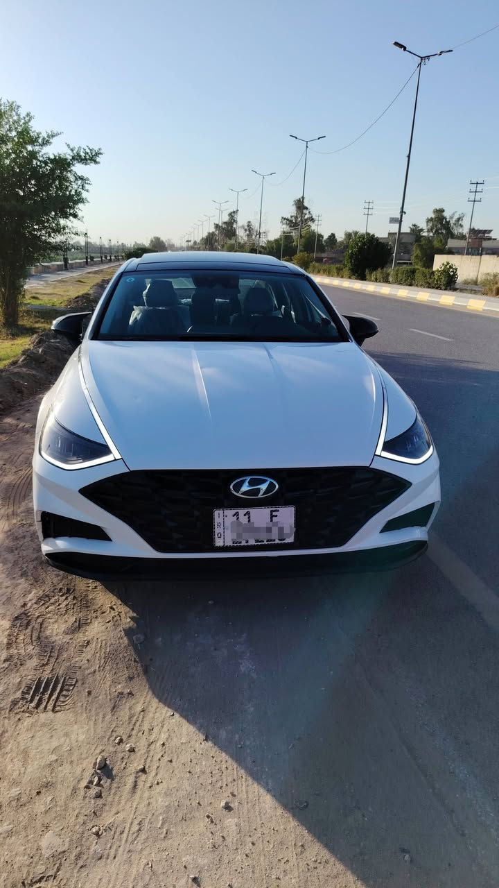 السلام عليكم  سياره سوناتا 2023 فئة SEL ماشيه 68الف كيلو السعر 157 وبيها مجال
المواصفات
1-  محرك 2.5 تنفس طبيعي
2- ناقل الحركة أوتوماتيكي من 8 سرعات AT
3- محرك 8نوزل 4 GDI و 4 MPI
4- الإضاءة مصابيح أمامية وخلفية من نوع LED
5- رادار  360 درجه
6- تشغيل عن بعد
7- سايد بريك دكمه + تحديد مسار
8- مثبت سرعه + قياده ذاتيه
9- مضخم صوت +12 سماعه
10- كشنات مخمل + تدفئه
11 - الاتصال تدعم Apple CarPlay و Android Auto
12- 4 وضعيات قيادة
13- شحن واير لس
14 - صندوق فتح ذكي
15- شاشة اعطال
16- تخم تاير جديد
17-وتو هولد
18- شاشه حجم كبير
بعد بيها هواي مواصفات ماذاكرهن سياره بيها قطعتين تبديل وقطعتين صبغ حدثها من امريكه جاملغ خلغي جهت السايق وبيها حادث بابين عكس السايق تبديل
***********
