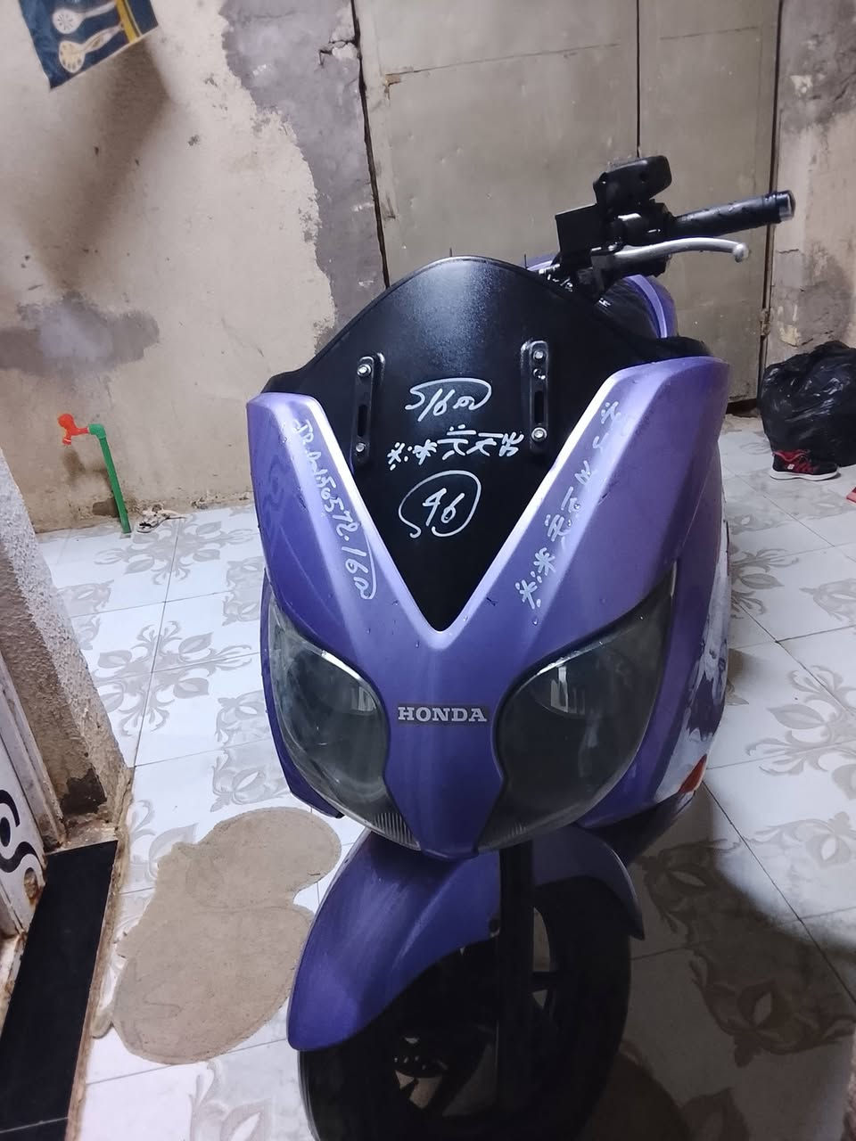 فورزة 010  مكفوله لون مميز بنفسجي فاتح دراجه اي نقص مابيها مكينه ناعمه ماتسمعلها صوت الامبثري هوة والتحكم شغال  السعر (مليون و٢٥٠ )مكانها  حي الحكيم ***********
