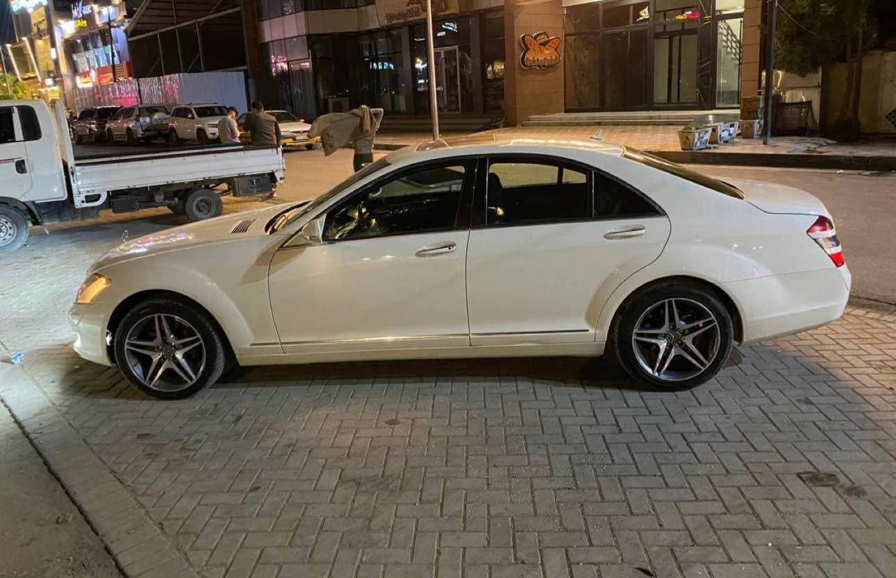 السلام عليكم 
مرسيدس s350 2006 w221
رقم سليمانيه بسمي تحويل ثاني يوم 
- لون غرفة اسود+
- مري شفط
- جنطة شفط
-  فتحه سقف
-شاشه + ماوس 
-ستيرن كهرباء + تحكم ستيرن جهتين
- تبريد منفصل + قطعتين تبريد 
-كشنات كهرباء جهتين
-تدفئه كشنات 
-خزن ميموري 
-وضعيات قياده E-S-M
-اشاير مري 
-كروس سرعه 
-شاشه + تحكمات
-جام بلورايز بلادي
-بلوتوث بلادي 
-ويل ١٨ AMG
-كامرة خلفية بلاد
وباقي المواصفات معروفة
ماشية 153 الف   بيهه قطعتين كلير فقط . سياره جاهزة 
 السعر 178 وبيها مجال
الشراي يتصل ‭***********‬  متوفر واتساب بغداد, العراق
