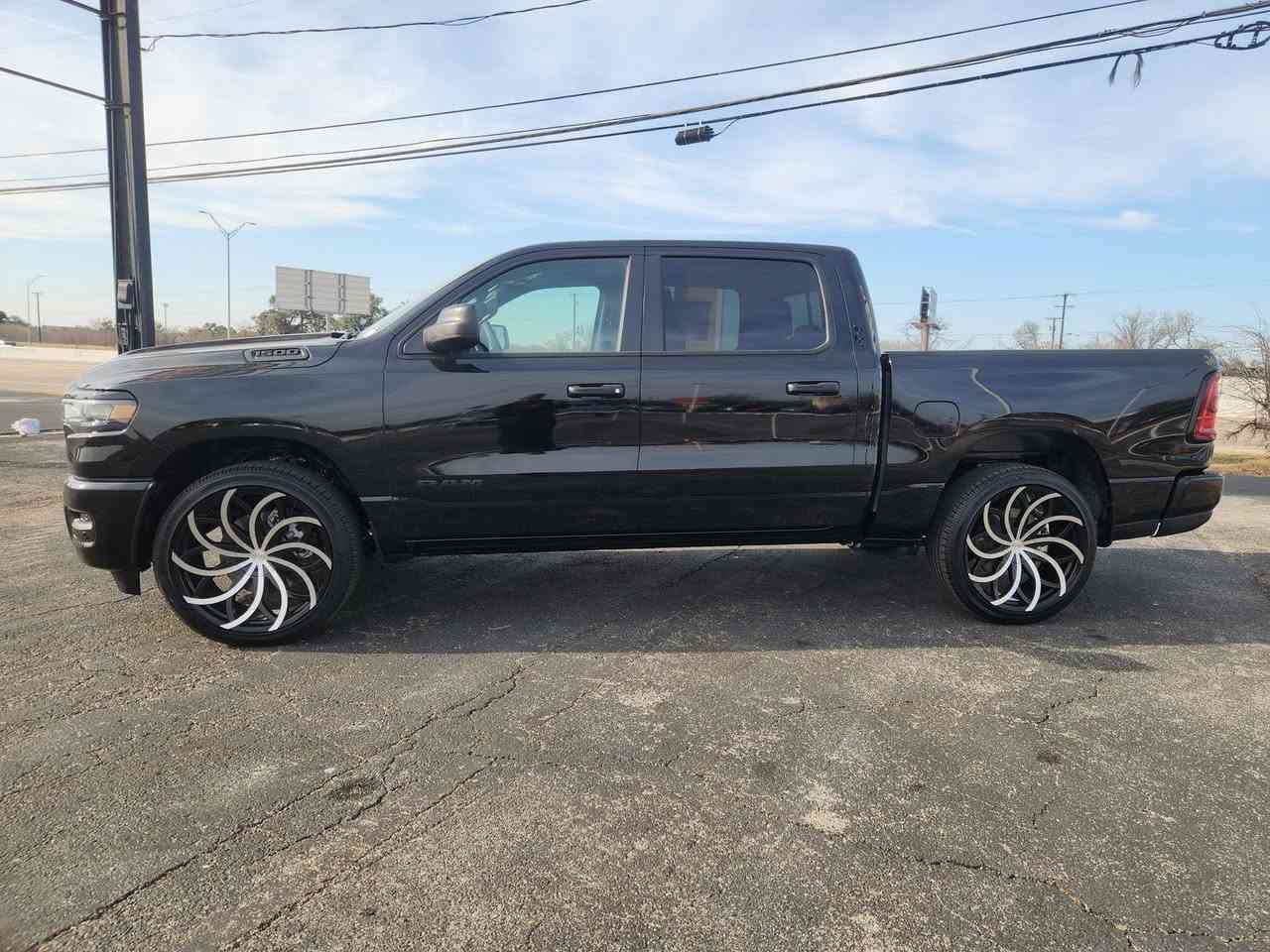 البيع بسعر البنك المركزي ..
🇺🇸2026 RAM 1500 EXPRESS
🇺🇸كلين تايتل 
🇺🇸موقع السيارة ولاية تكساس 
🇺🇸مدة الوصول 50يوم 
🇺🇸محرك Hurricane I6 (سعة 3.0 لتر ثنائي التيربو): بقوة 420 حصان، وعزم دوران 636 نيوتن/متر.
🇺🇸بلوتوث®
بدء التشغيل عن بعد
أندرويد أوتو
نظام Apple CarPlay
الدخول بدون مفتاح
نظام تشغيل بدون مفتاح
مساعد الفرامل الطارئة
تحذير مغادرة المسار
نظام المساعدة على البقاء في المسار
نظام مراقبة النقطة العمياء
تحذير من الاصطدام الأمامي
كاميرا الرؤية الخلفية
راديو الأقمار الصناعية
العجلات: 20 بوصة × 9.0 بوصة
السعر(38.000)$مع الرقم التواصل عبر خاص الصفحة الرئيسية
https://www.facebook.com/share/1JRyZw2mKY/?mibextid=wwXIfr


**إذا كنت صاحب هذا الإعلان وتريد حذفه لأي سبب، رجاءا أرسل رسالة إلى الدعم الفني**