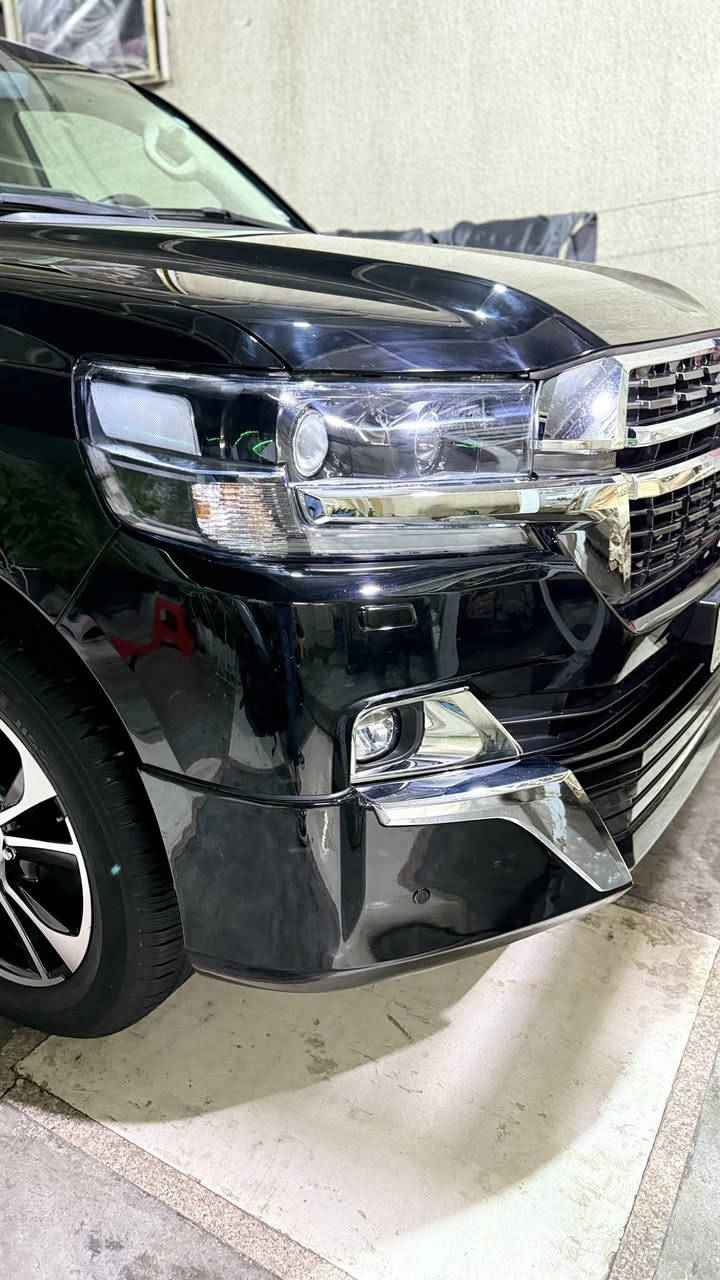 السلام عليكم
للبيع تويوتا لاند كروزر G.X.R موديل2021 فئة كراند تورنك V6 4000وكاله ساس باب ثاني  السياره رقم سليمانيه ب اسمي الرقم الجديد ماشيه 53km  🥇الف حقيقي
مواصفات السيارة.✅
*فتحة💎 
* . كراسي كهرباء
*.كشنات جلد . 
* شاشات كبيرة بلاد ام الترحيب .
*حساس امامي خلفي
* . جنطة كهربائيه .
*تحكم ستيرن جهتين .
* مري شفط .وقلاب عند الرجوع إلى الخلف 
* تشغيل عن بعد .
* اشاير ترحيب . 
*كشنين كهربائي 
* شاحن لاسلكي وايرليس . 
*8 ايرباك 
*دبل ماوس.
*فور ويل 
*. ترحيب .
* ثلاجة . 
*لايت زنون كشافات  .
*كروز سرعة . 
*تحكم كهربائي بلمري . 
*ويل كب كروم حجم 20 .
*زراكات لايت 
العنوان:بغداد📍
 
للاستفسار ☎️***********
