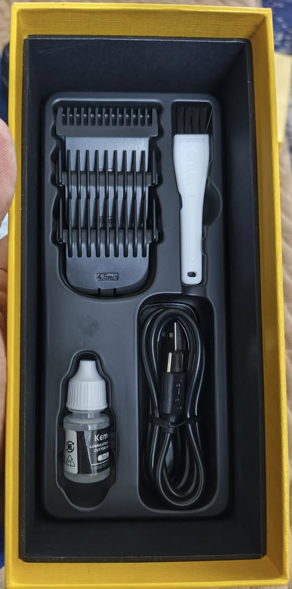 السلام عليكم
مكينة Kemei شحن اصلية ماركة معروفة بالسوگ بعدهة لوك جديدة صفر موس لحلاقة شعر الرأس و اللحية و تستعمل للتحديد تدعم الشحن السريع تايب سي و سعة البطارية 1200ملي امبير تعمل لمدة ساعتين و نص بشكل متواصل  و بيهة سرعتين و نظام تيربو سريع شفرات لون ذهبي وصوتها كلش ناعم  و تجي وياهة كافة الملحقات مع الكارتونة السعر ب13 ألف الشراي يجي خاص


**إذا كنت صاحب هذا الإعلان وتريد حذفه لأي سبب، رجاءا أرسل رسالة إلى الدعم الفني**