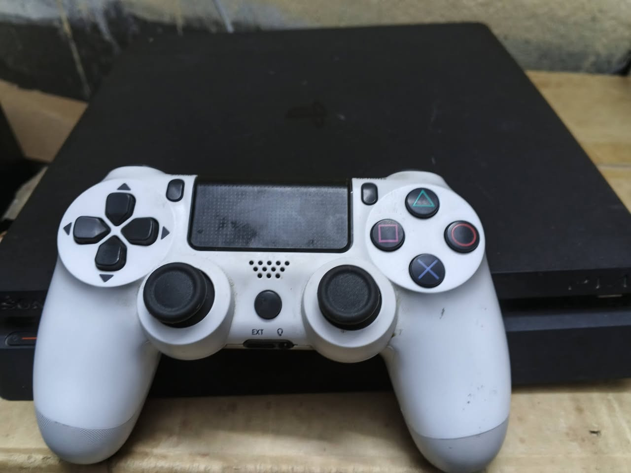 بلي 4 اولاين بيه 3 العاب واحد تيره  السعر 200
***********
