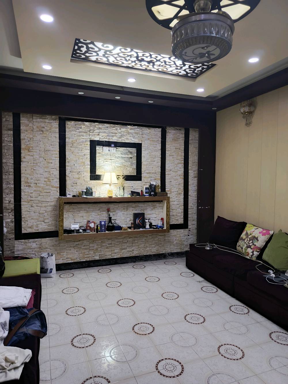 دار للبيع الانبار رمادي حي التأميم..
مساحه 200 طابقين يحتوي ع 5 غرف نوم صاله واستقبال و3 حمامات مطبخ