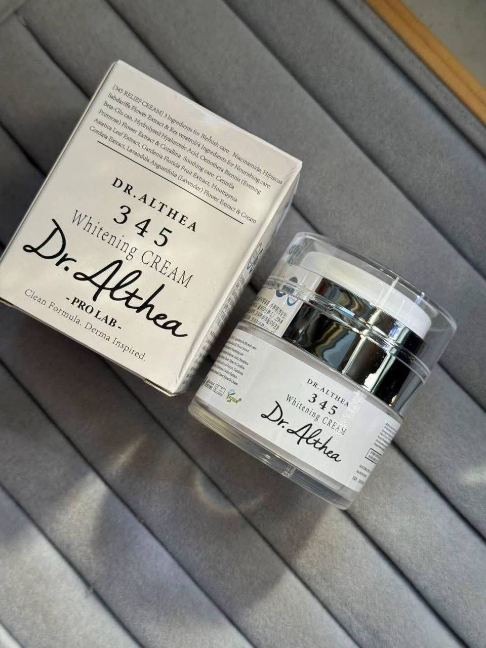 🌸 كريم Dr. Althea 345 Whitening

 💓 Cream هو كريم مرطب للوجه مصمم لتفتيح البشرة ومعالجة البقع الداكنة

💓 يحتوي على النياسيناميد ومستخلصات نباتية مثل مستخلص زهرة الكركديه والريسفيراترول لتقليل البقع وتوحيد لون البشرة، بالإضافة إلى حمض الهيالورونيك للترطيب🩵
الفوائد: يهدف إلى تفتيح البشرة، تقليل البقع الداكنة، وتوفير الترطيب. 
✔️ الاستخدام:
 يُوضع بكمية مناسبة على طول ملمس البشرة بالتساوي ويُربت عليه لامتصاص أفضل. 
 يتميز بتركيبة نظيفة 
مناسب لـ: يُعتبر مناسبًا للبشرة الحساسة والمعرضة للالتهابات
المنشأ كوريا الأصلي 🇰🇷 

السعر 15 الاف


**إذا كنت صاحب هذا الإعلان وتريد حذفه لأي سبب، رجاءا أرسل رسالة إلى الدعم الفني**