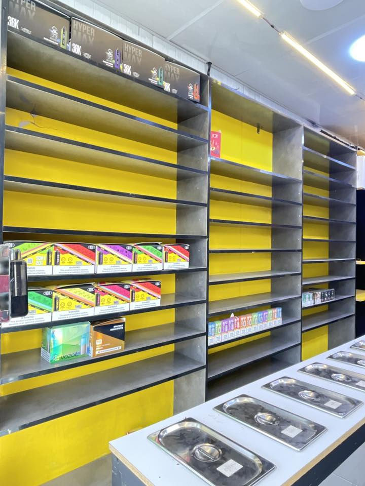 السلام عليكم رفوف  نراكيل كامله ألي بل صور وميز عدد 2 وميز مال معسلات هوه وغراضه كاملا للبيع عنوان كركوك طريق بغداد الأتصال عل رقم (***********)
