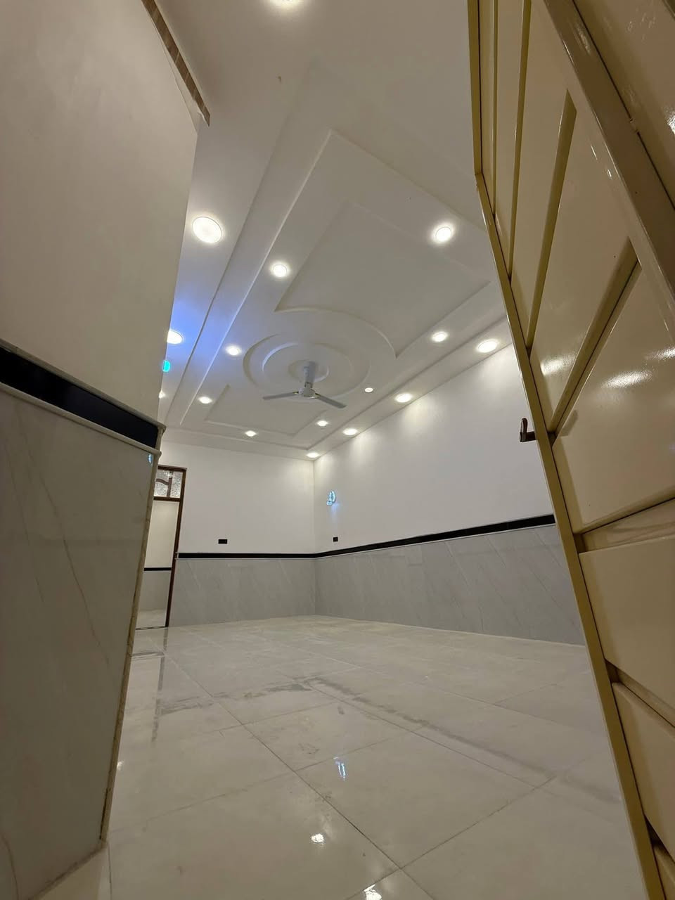 🏠   دار الــبــيـع الــغدير  🏠
قرب اسواق فطومه 
           المساحه (200)متر 20×10 
            يتكون الطابق واحد الارضي  
   غرفتين نوم وصالة+بيتونه 
              واستقبال ومطبخ ممر
وصحيات خارجية وداخلية 

  🛑للاستفسار مراسلة الصفحه او الاتصال
             (📲***********
