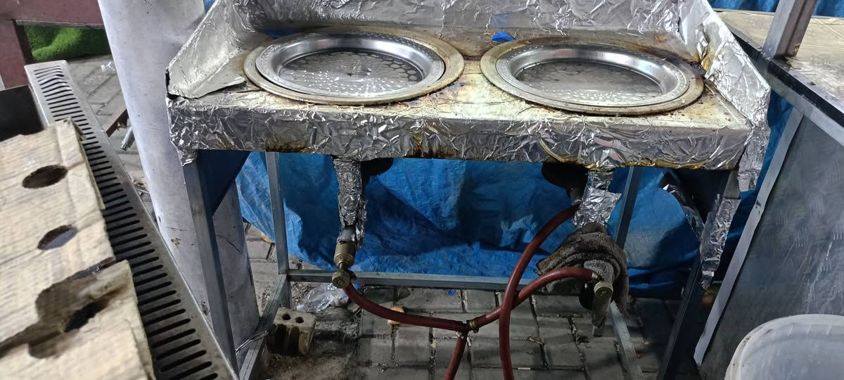 غراض مطعم البيع السعر خاص طباخ مال فلافل وطاوات وقلايه مال همبركر ومال فنكر وعربانه وخلاطات عصير وجام خانه وبنكات عدد 2جداريات سعرخاص *********** وتساب
