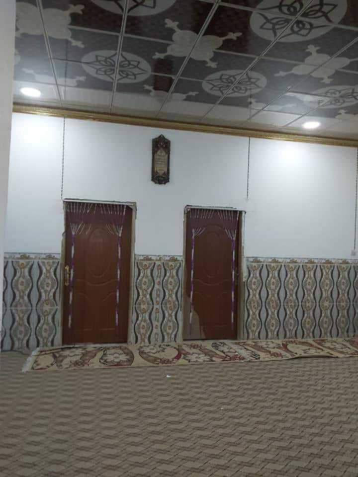 السلام عليكم بيت للبيع المساحه 400 متر بناء 200 متر غرفتين وصاله حمامات خارجيه وداخليه براني ومطبخ  بناء بلوك  رباط كل البيت ساس طابوك اصفر مع صبه نضافه 10 بحي جسوم عل شارع العام رابع بيت بالنزله
السعر 50 وبي مجال // ***********
