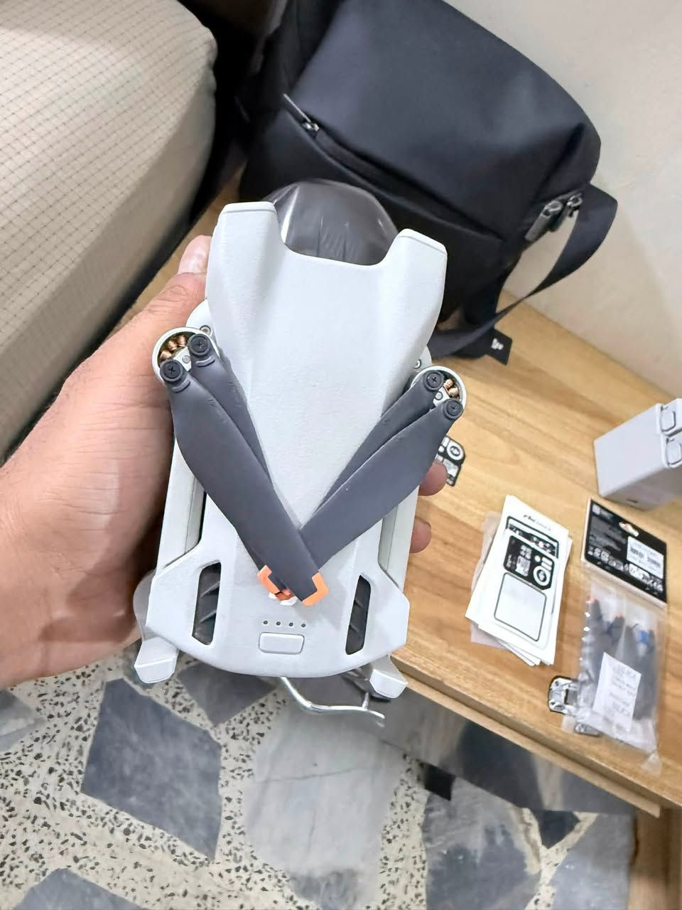 السلام عليكم 
dji.  
MINI.  3.  KOMPO.  SMART
مني ثري كومبو سمارت 
كامل ملحقات 
درون جديد غير مستعمل 
ع كد الفحص فقط 
نضافه 100/100مكفوله من كلشي 
السعر والاستفسار 
الاتصال ع رقم 
***********
متوفر توصيل
