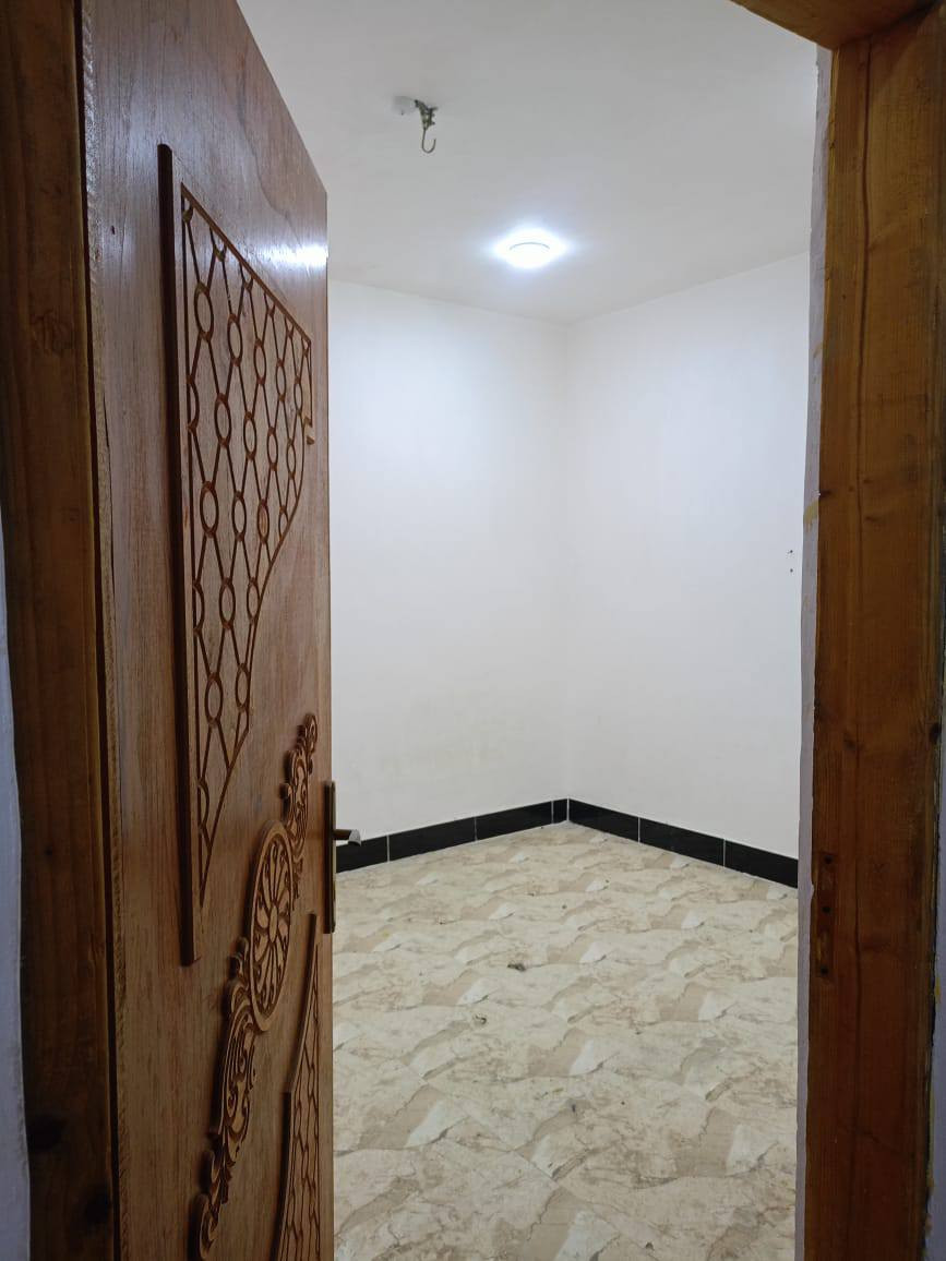 يبعد عن التبليط 20متر
دار زراعي للبيع مساحة 120متر 
غرفتين وديوانية وصحيات ومطبخ 
وصالة ومنور وحمام داخلي ناحية
 سديناوية سعر 53للاستفسار اتصل
       ***********
