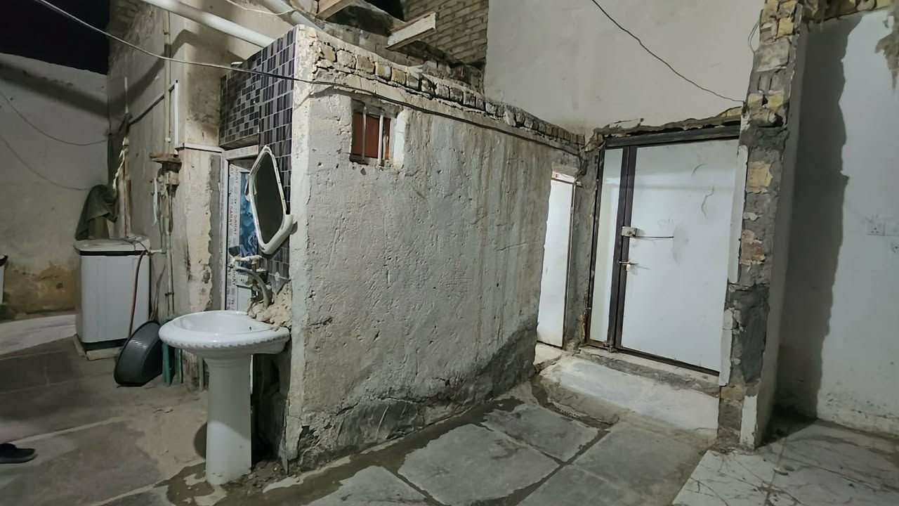 بيت بشارع يونس الكيم مساحه ١٢٥ بيت بناء وترميم ٢٠١٠ نظيف مجاري ماء كهرباء جديد غرفتين وصاله ومطبخ وحمامات سعر ٤٥ وبي مجال للتواصل ***********
