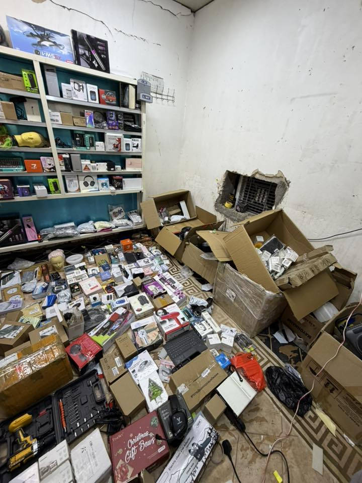 شلعة إلكتروني بيها أكثر من 400 قطعة، محسوبة بس 350 قطعة وياها هدية 3 كارتون ربش، وشلفان عدد 2، وملابس شتوي، قماصل، لانجري، وكلشي بيها 🔥 الايبادات 6  شغال كلشي مابي عندك قطعتين سوفت يرادلهن وقطعتين فحم مجموع الايبادات الكلي 10
فرصة للتجار وأصحاب البثوث والبيع، سعر مناسب وشغل مرتب
***********

