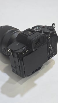 كاميرا Sony A7 IV الشتر 25k عدسة Sony FE 85mm f/1.8 جيمبل DJI RS 3 Pro...