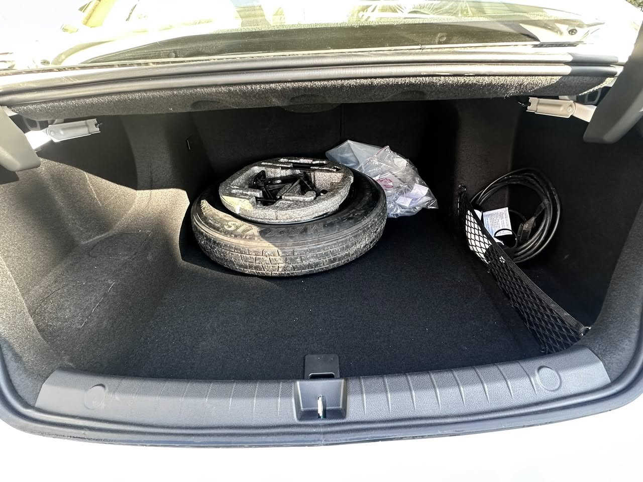 السلام عليكم 

لبيع بي واي دي دستروير 2025 
ماشيه 300 وشويه يعني زيرو 

مطخوخه شويه بلبنيد موضح بلصوره 
طخيته من داطبكه بلباب 
محوله باسمي
ومشتريله بصمه ودواسات وسبير وجك

مكاني بغداد الكاظمية ***********
