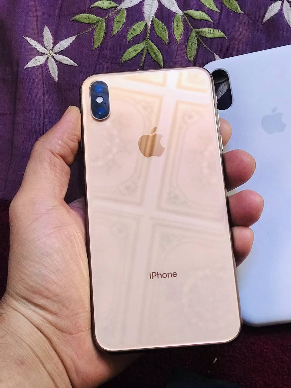 ايفون اكس اس ماكس بيع او مراوس
نضافة الجهاز كدامك ذاكرته ٢٥٦ بطاريه ٧٨ بلاديه انسه صرف شحن جهاز ماقاري اي قطعه فيس ايدي شغال صوت اتصال كامرات مكفول ع الفحص اذا بي عطل تاخذه بلاش وتروح السعر ٢٠٠ وبي مجال للشراي مكاني بغداد مدينة الصدر خابرني ع رقمي او واتساب متواجد

***********
