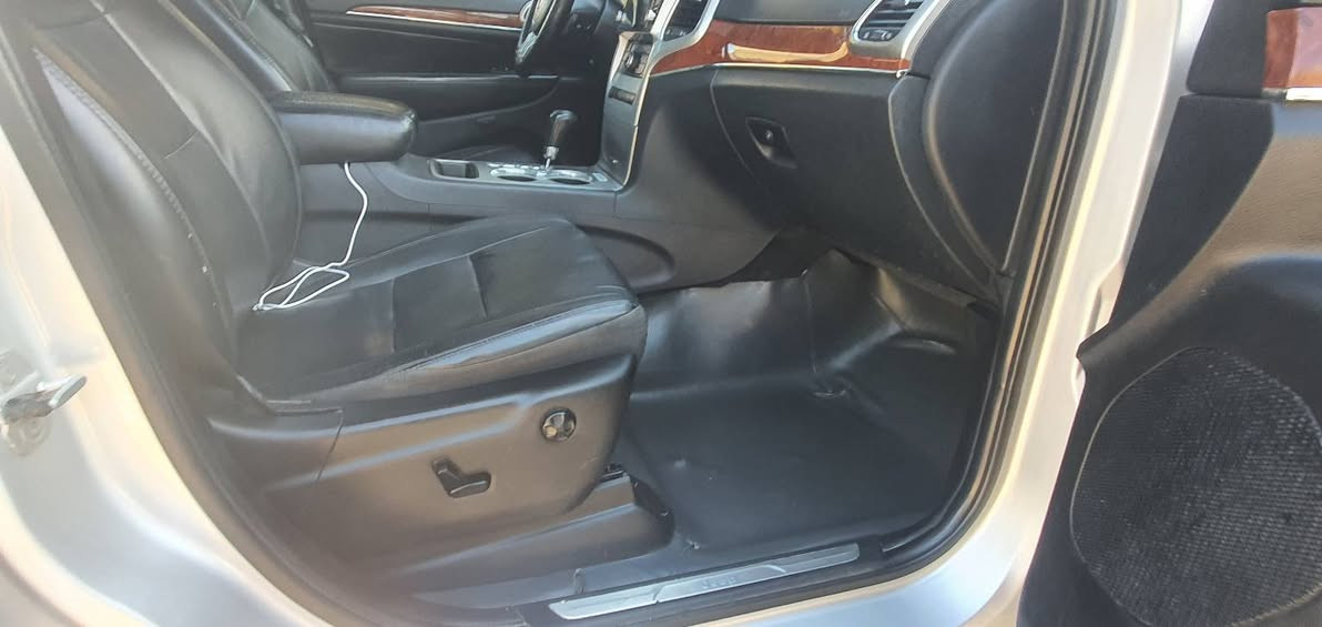 السلام عليكم من رخصة الادمن للبيع او مراوس جيب لاريدو موديل 2011 لمتد فول مواصفات اللون سلفر الرقم بغداد بأسمي بانوراما بصمات كشنات جلد وكهربائيه تدفئات بالكشنات اربعتهن تبريد خلفي أمامي اشاير بالمري شاشه تاب الأصلي سته سلندر مكينه 3600 رقم بغداد بأسمي تخم تاير باتري جديد الحادث جاملغ وبنيد فقط بدون اي دواخل عل سونار دمام خلفي السعر 165 اعتذر عن الرد عل فيس هذا رقمي للإتصال واتساب او خط ***********
