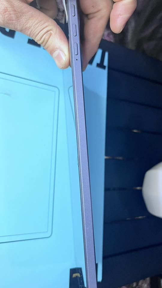 📱 للبيع تابلت P108 – بعده بلجيس

• المعالج: T606 Octa-Core سرعة لحد 1.6GHz
• الرام: 6GB
• الذاكرة الداخلية: 128GB
• الشاشة: 12 إنچ تقريبًا بدقة عالية 2000×1200
• البطارية: 8000mAh تدوم ساعات طويلة
• الكاميرا الخلفية: 13MP
• الكاميرا الأمامية: 5MP
• النظام: أندرويد 
• يشغّل الألعاب مثل PUBG / Call of Duty
• مناسب للدراسة، الشغل، المشاهدة والألعاب

شحن تايبسي:
• الطول: 28 سم
• العرض: 17.5 سم
• السمك: 0.8 سم (نحيف وخفيف) 
•

📦 الملحقات
كورتونه فقط )✨
مكاني بغداد ماعندي توصيل 
خلي سعر ليفيدك
***********
