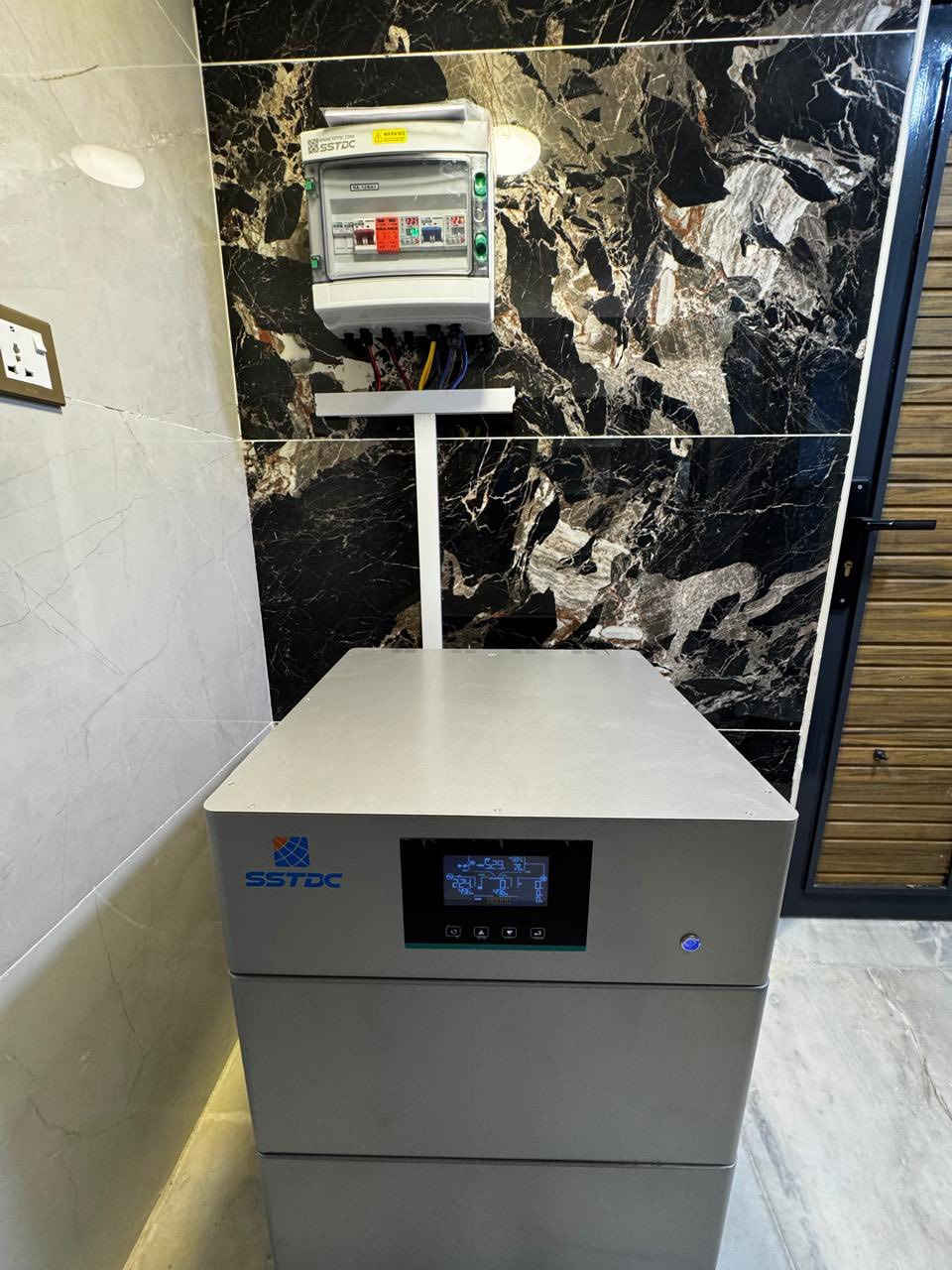 نحن نهتم بأدق التفاصيل…
فما بالك بالتفاصيل الأساسية؟

🔹 الإنفيرتر ٤٣ أمبير 
🔹 البطارية ٢ * ١٠ كيلو واط ساعة
🔹 الألواح الشمسية ٦٢٠ واط
🔹 القواطع والحمايات SSTDC
🔹 الهيكل ومتانته وتفاصيله c-channel 

كل جزء محسوب ومدروس حتى تحصل على منظومة تعيش سنين وتشتغل بثبات ☀️

⚡ منظومة 43 أمبير
مع بطاريات خزن 20.24 كيلوواط ساعة 🔋
قدرة أعلى، خزن أكبر، واعتمادية ممتازة بكل الظروف

كل هذا مع مكتب الطاقة المستدامة
وبمنتجات شركات عالمية رصينة

🔹 وكيل شيشن تكنولوجي
🔹 وكيل هواوي
🔹 وكيل لونجي
🔹 وكيل بطاريات Soluna

📍 العنوان: كوت – الخاچية – شارع 40
📞 موبايل:
***********
***********
