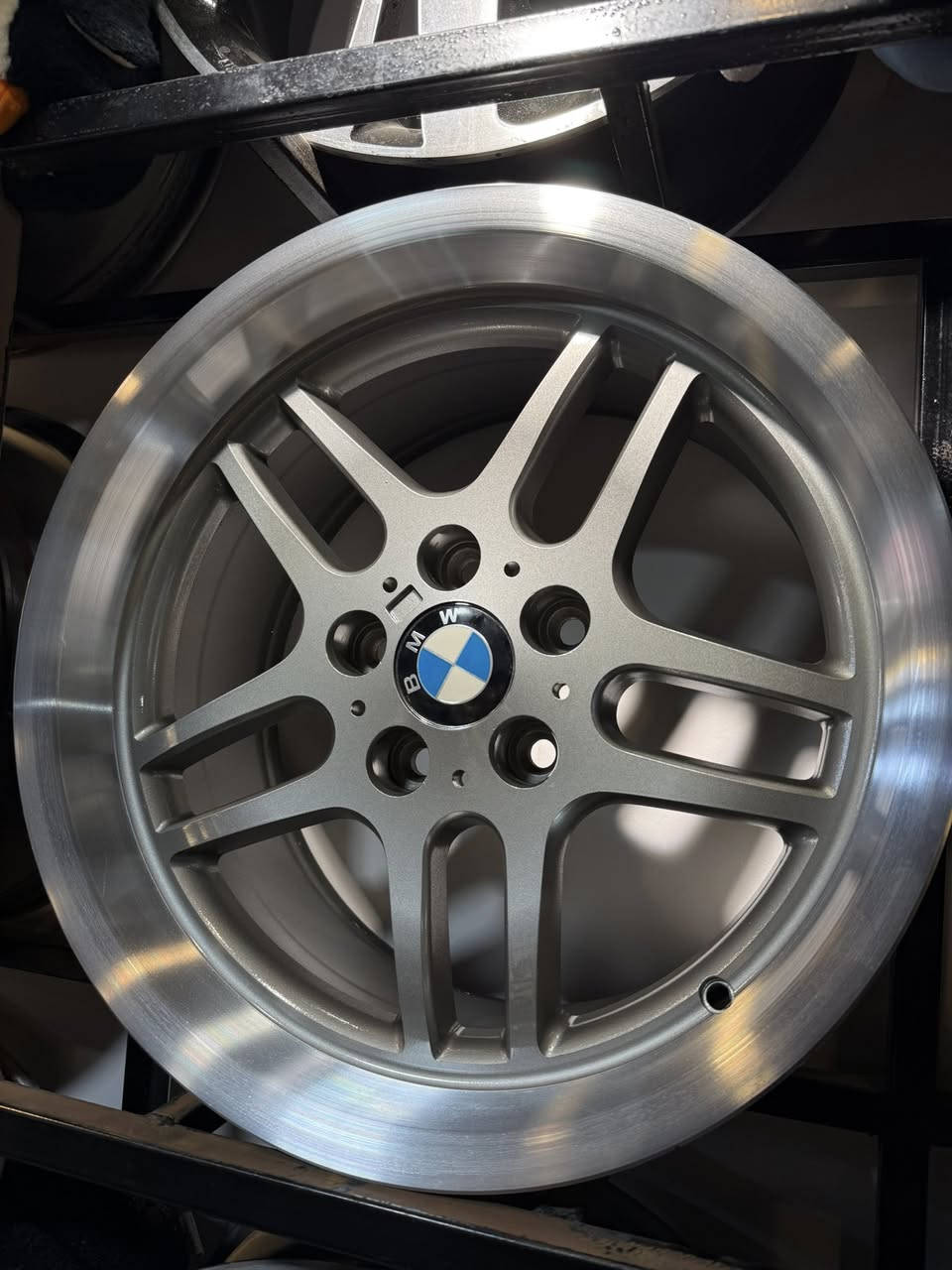 للبيع – ويل أم حجم 17تو سايز ، مصلّح خلفي
الحالة: نظيف جداً
الألوان: فيلي & سلفر

📍 المكان: بغداد – حي العامل – شارع 7 نيسان
🚚 يوجد توصيل
📱 واتساب: ***********
💰 السعر 350الف البيع ومراوس
