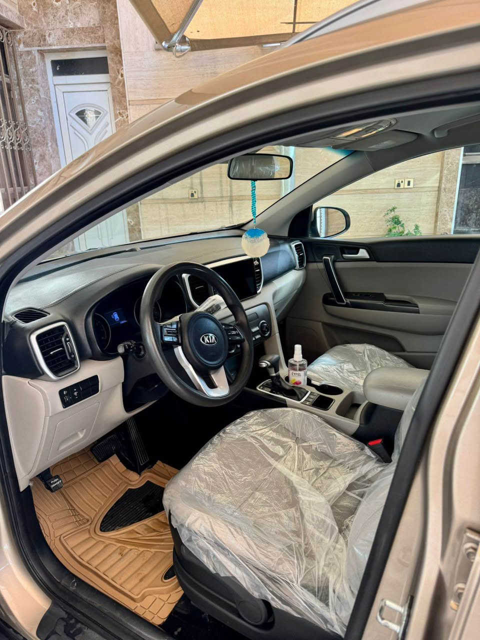 السلام عليكم كيا سبورتج 2019 خليجي بيها قطعتين صبغ اثر طخه صغيره بدون دواخل ماشيه 128 الف 
السياره نضيفه كير ومحرك مكفولات برغي مامفتوح بيها
رايديها 180 $وبيها مجال الاتصال ع ابو شمس *********** بغداد, العراق
