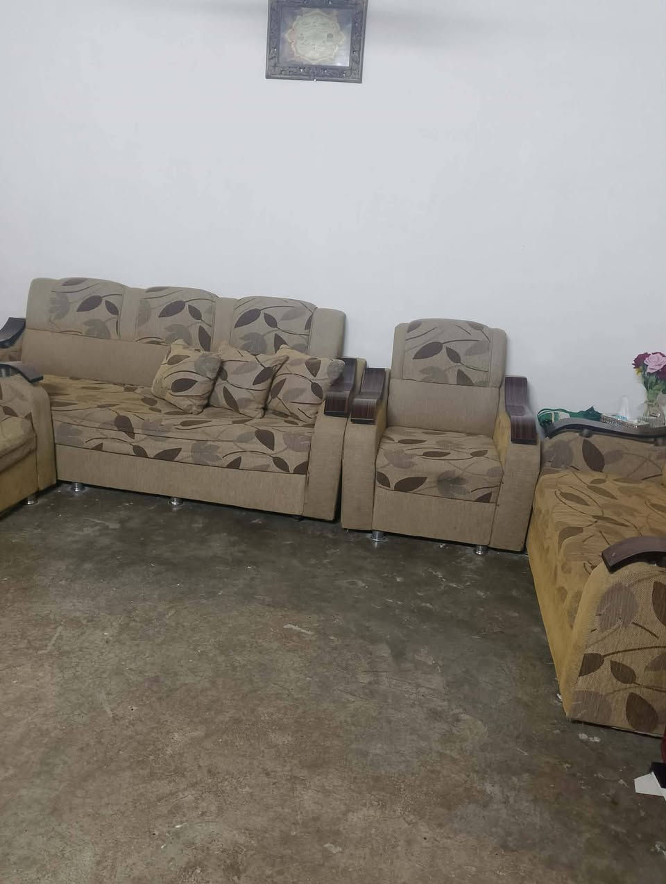 قنفات البيع نضيفات عدد ٥ السعر 75
وبيهن مجال ***********
