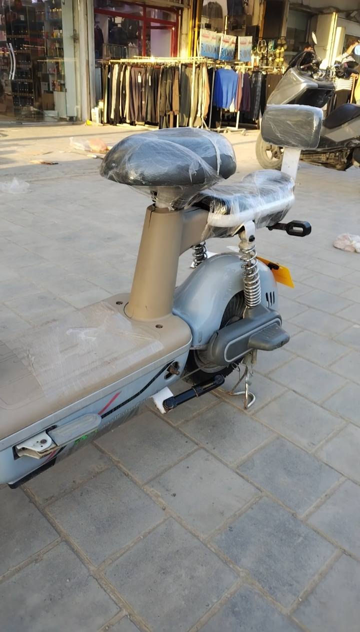 السلام عليكم دراجه شحن نضيفه وكامله كلشي شغال حجم 14 وياه شاحنه وبصمه وسويج 

السعر 250 الف 
العنوان بغداد الامين الثانيه 
***********
