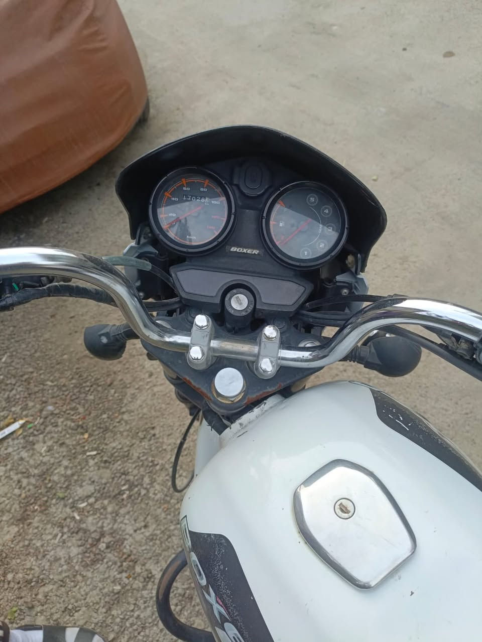 سلام عليكم دراجة بوكسر للبيع موديل21الدراجة الدراجة متروكة الكشر موضح بل صورة وكابريتر تعبانه يرادلهة ترتيب بصيط المحرك مجفت وخير من الله السعر 750وبيها مجال مكان الدراجة بغداد جسر المثنى***********واتساب فقط
