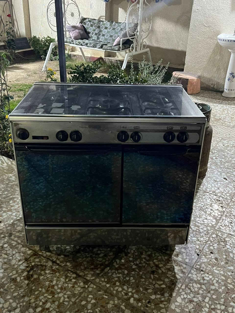 طباخ نضيف كله شغال السعر ١٦٠ وبي مجال المكان نهايه الشعله قرب العلوه منطقه الدهله ل***********
