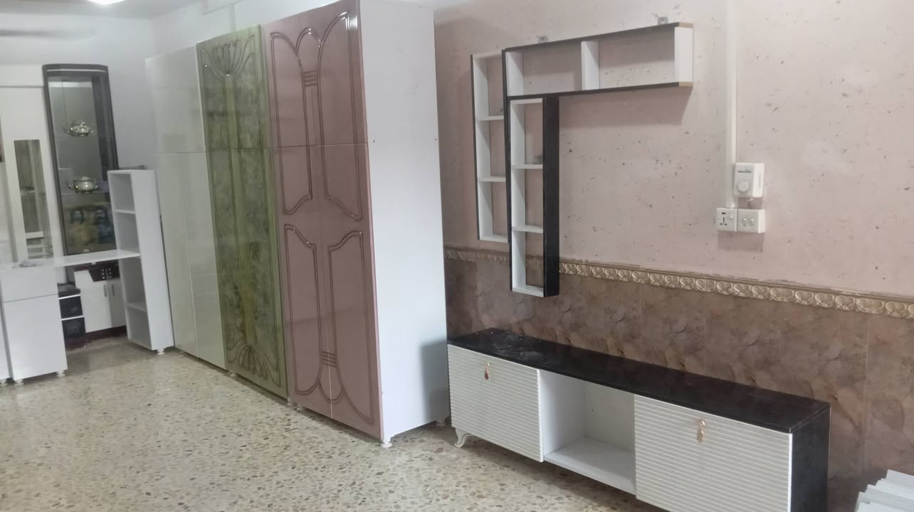 75فقط عرض فتره محدوده كنتور تركي والشغل عراقي ارتفاع 220وعرض90ونزال45اربع بيبان 2كبار و2ازغار خانه تحتوي على رفوف عدد2وخانه تعلاكه العنوان ديوانيه طريق الدغاره للتواصل واتساب***********
