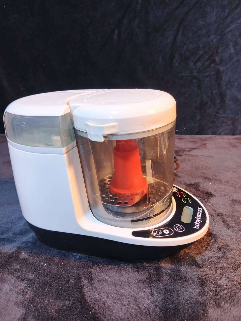 هذا الجهاز هو Baby Brezza One Step Food Maker Deluxe، وهو جهاز منزلي مصمم لتحضير طعام الأطفال.
الوظيفة: يقوم بتبخير الطعام وخلطه (هرسه) تلقائياً في خطوة واحدة دون الحاجة لنقل الطعام من وعاء إلى آخر. 

السعة: يمكنه تحضير حوالي 0.8 لتر (3.5 كوب) من طعام الأطفال في المرة الواحدة. 

الوقت: يستغرق تحضير الوجبات حوالي 10 دقائق.


**إذا كنت صاحب هذا الإعلان وتريد حذفه لأي سبب، رجاءا أرسل رسالة إلى الدعم الفني**