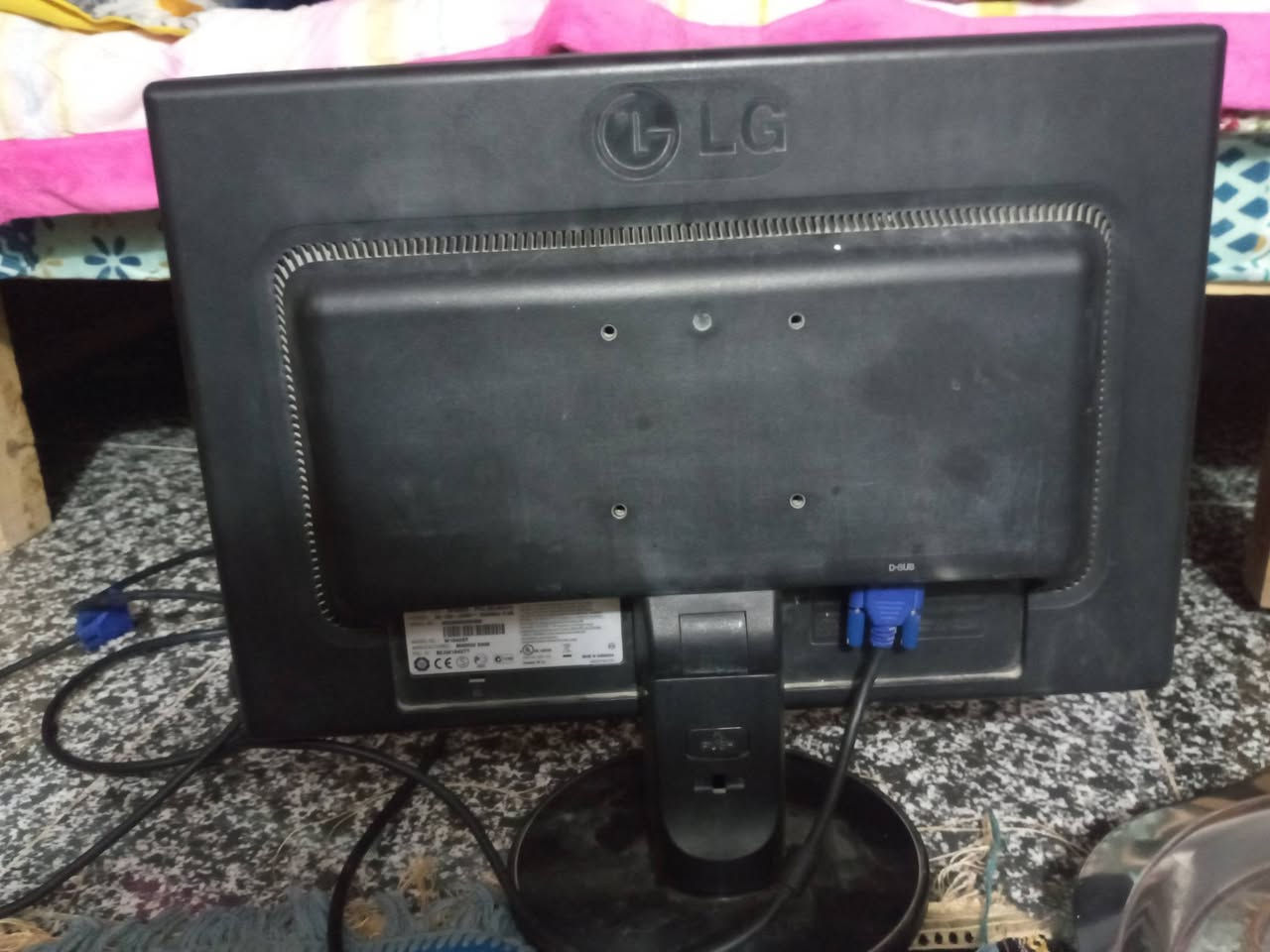 شاشة حاسبة  LG حجم ١٩ مع الكيبلات شغالة وبحالة ممتازة. السعر ٤٠ الف وبيهه مجال قليل للطيبين . كربلاء
‪0789 027 7342
