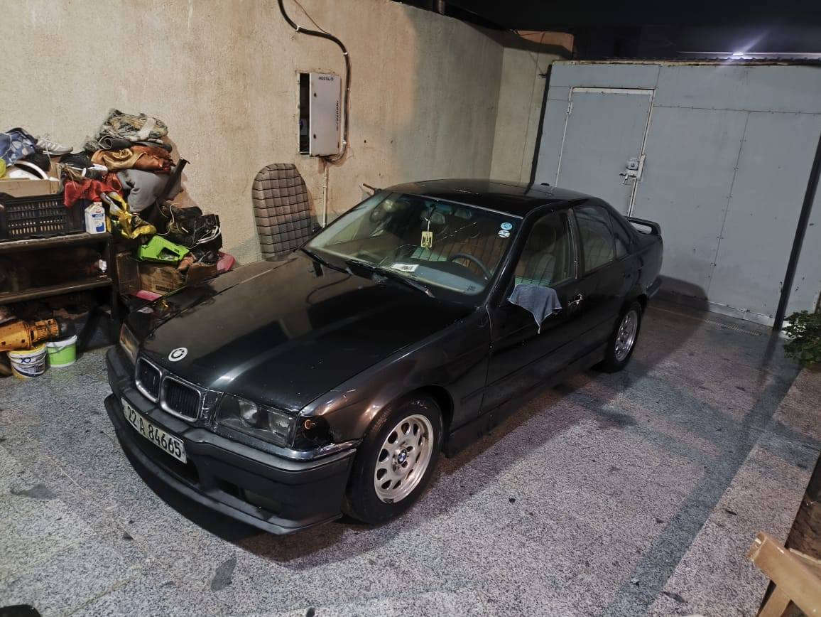 السلام عليكم
BMW E36
رقم اربيل بأسمي السنويه توها خلصت 
البدي نظيف بدون خياسات 
حداديه جديده 
نقصها ملاحظات بسيط 
واصبع كومبريسر التبريد
السعر 53 بيهه مجال بسيط

***********

