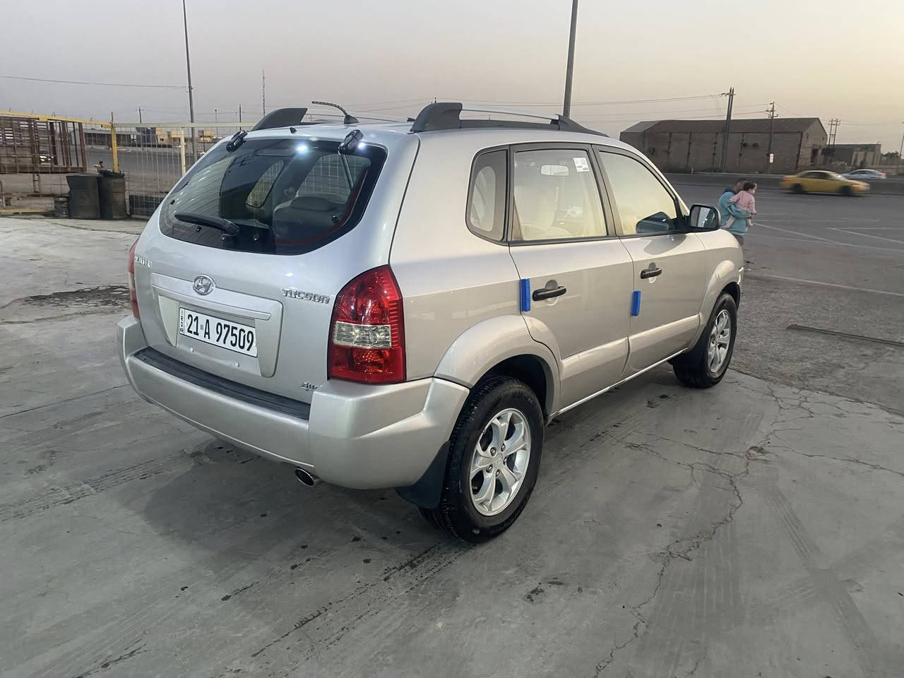 السلام عليكم توسان خليجي 2009بيهه اربع اصابع بل قبغ مال جنطه وبيهه يم قبغ البانزين شخط ومعدل والسونار مرفق ويه الصور الباقي كفاله عامه كيرجديد مكينه ممدوده عليهه سبانه شرط جديده تخم تاير وصدر وباتري كله جديد ماشيه 134حقيقي السياره فول مواصفات ومواصفاتهه معروفه فور ويل مكينه 2000دوش المرغوب4سلندر فتحه جام كهرباء 5ويل كب ولباقي معروف سعر 122وبيهه مجال حك الجيه مكاني بغداد اتصل وتدلل ***********
