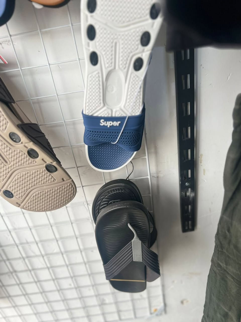 السلام عليكم شلعة احذية مشكل موديل وقياس من35لل45 عدد اكثر من 100قطعة وسلبرات كلهن ماستر بعدهن بجيس عددتقريبي140 قطعة شلع القطعة ب3250 وقفل
***********
مكاني حي اور
