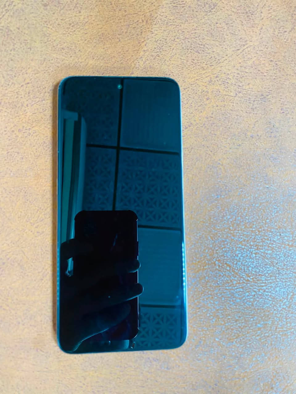 اونر اكس سبع دي 
الشاشة: 6.77 بوصة من نوع TFT LCD، بدقة 720×1610 بكسل، مع دعم معدل تحديث 120 هرتز لتقديم تجربة تصفح سلسة.  
 المعالج: يأتي بمعالج Qualcomm Snapdragon 685 (ثماني النواة).  
 الذاكرة والتخزين: يتوفر بخيارات متعددة، تصل إلى 8 جيجابايت رام و256 جيجابايت ذاكرة تخزين داخلية.  
 الكاميرات:  
 الخلفية: عدسة رئيسية بدقة 108 ميجابكسل + عدسة عمق بدقة 2 ميجابكسل.  
 الأمامية: 8 ميجابكسل.  
 البطارية: سعة ضخمة تصل إلى 6500 مللي أمبير، مع دعم شحن سريع بقدرة 35 وات.  
 نظام التشغيل: أندرويد 15 مع واجهة MagicOS 9.0.  
 المتانة والأمان:  
 مقاوم للغبار ورذاذ الماء بمعيار IP65.  
 يتميز بهيكل مصمم لتحمل الصدمات (مقاومة السقوط).  
 بصمة إصبع مدمجة في زر الطاقة.
ملحقات كامله 
مكان الكوفه 
سعر 225 
***********
