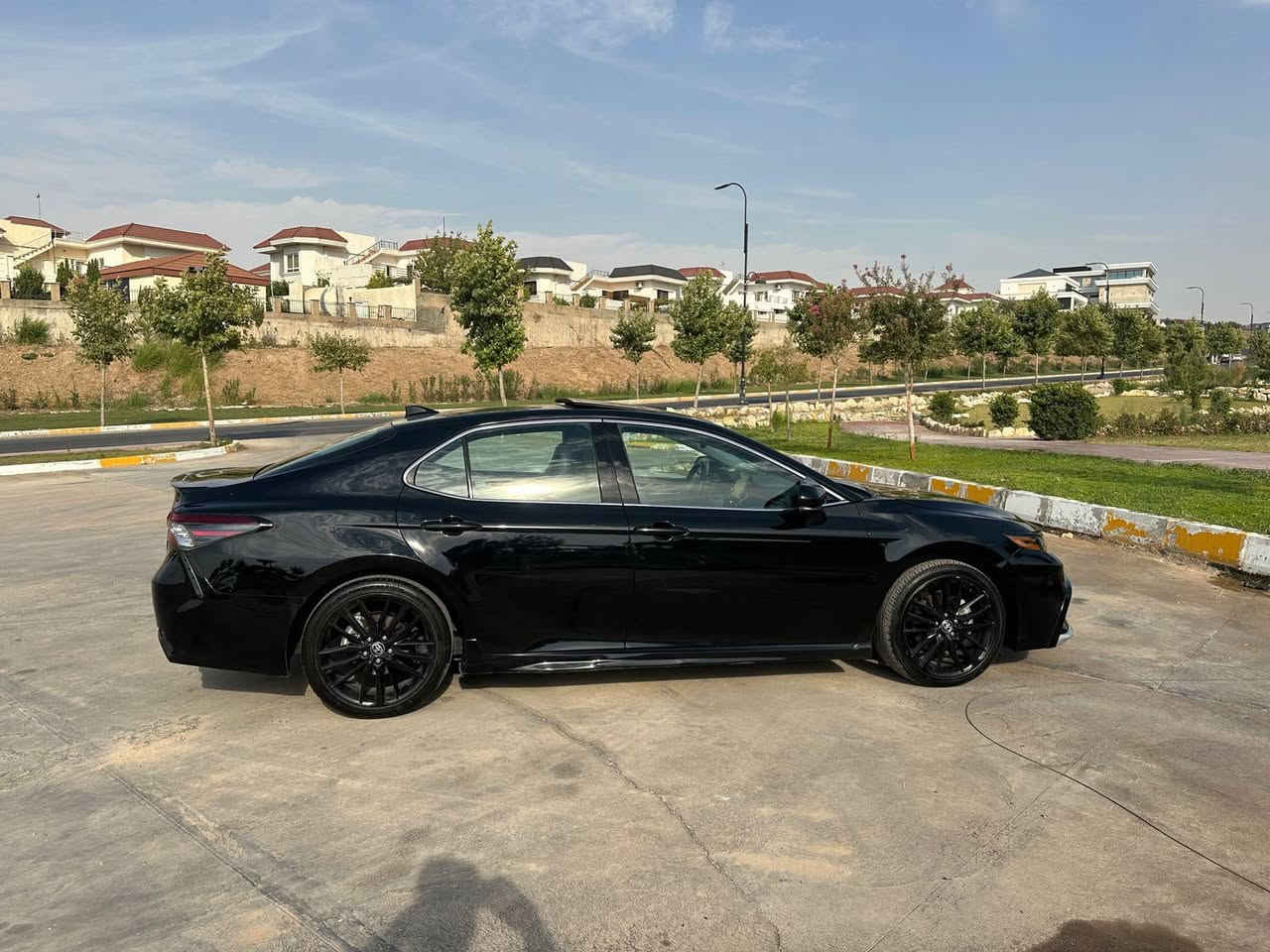 السلام عليكم 
للبيع
TOYOTA CAMRY XSE (2022)
رقم أربيل بأسمي كلشي جديد ممحتاجة ٲჂ̤ شي
4 سلندر 2500 كير 8 نمر
لون السيارة أسود ميتاليك
ماشية 82الف كيلو

فول مواصفات
بصمة
تشغيل عن بعد
فتحة سقف بانوراما
دشبول دجتال 
شاشة كبيرة تدعم ابل كار بلي
شفتات ستيرن 
4 رادارات امامي وجانبي وخلفي وتحديد مسار و مراقبة نقاط عمياء وقيادة ذاتية
8 ايرباك
كامرة خلفية
شاحن لاسلكي
لايتات لد و زينون + بلوجكترات لد
4 جامات اوتو امامي خلفي 
كشنات جلد
كشنات امامية كهرباء وتدفئة
كروس مثبت سرعة
تايرات و ويل مبدل جديد حدادية كهربائيات
ممشتغل بيهة ٲჂ̤ كلوب بل دشبول وبدون مسجات 

بيهة جاملغ امامي جهة راكب مبدل نفس الون بلادي وصبغ حافة البنيد شواصي لغود بدنة كفالة عامة بدون دواخل وبداخل العراق بل جاملغ الخلفي فوك الدعامية صبغ قليل كلش بدون معجون ايرباك فقط ستيرن سستم

سعر 205 
***********
