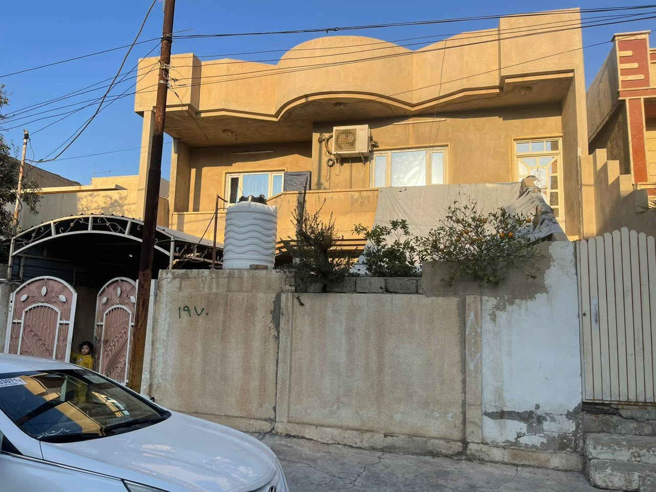 دار للبيع 🏠  يصلح للسكن أو للاستثمار 👉 

الموقع 📍 حي الصديق مقابل متوسطة المهيمن 🏫داخل الفرع 

المساحة 200 متر ❇️.        الواجهة 10.✳️       العمق 20 ✳️

شارع تبليط بعرض 12 🛣️.         اتجاة الدار قبلة  جنوب 🌞 

الدار طابقين مفصول الأرضي عن الثاني ✔️ 

الطابق الارضي مكون من/ غرفتين نوم/ هول/ استقبال/مطبخ/صحيات/ كراج 🌟

الطابق الثاني مكون من/ ثلاث غرف نوم/هول/مطبخ/بيتونة ✨ 

للاستفسار اكثر الاتصال على الارقام التالية 👇 أو مراسلة الصفحة  للمكتب 

***********📱***********📱         السماك لتجارة العقارات 👉 

عنوان المكتب 📌 حي الصديق بعد مرطبات البحرين سائدين الصديق الرئيسية مقابل مدرسة تبارك الاهلية 👍
