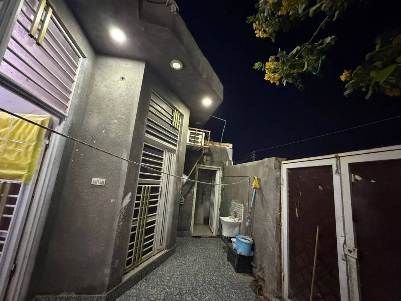 بيت زاعي للبيع المساحه 200 العنوان الصخيين شارع الرسول يبعد عن الشارع السايدين 300 متر التواصل ولستفسار مع الأرقام التالية ***********) ***********
