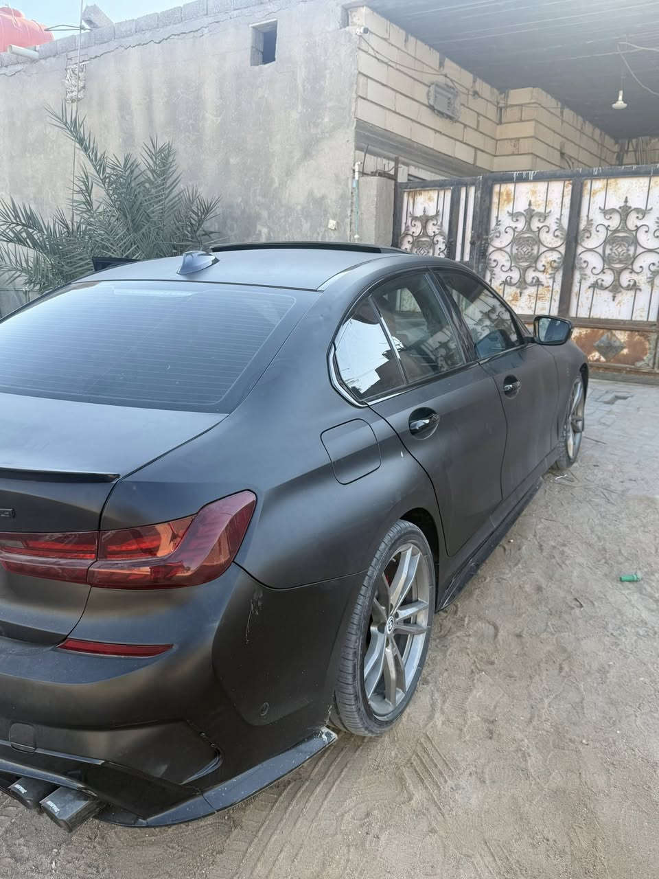 سلام عليكم               Bmw       الفئه 330i            مديل 2022.       وارد امريكي حادثها امامي موضح بالصوره مغلفه pqf كامل المواصفات بصمه ومواصفات BMW معروفه  طافي لون السياره رصاصي 🩶.         الداخل احمر 🔴.           السعر 280$ ورقه رقم الهاتف ***********
