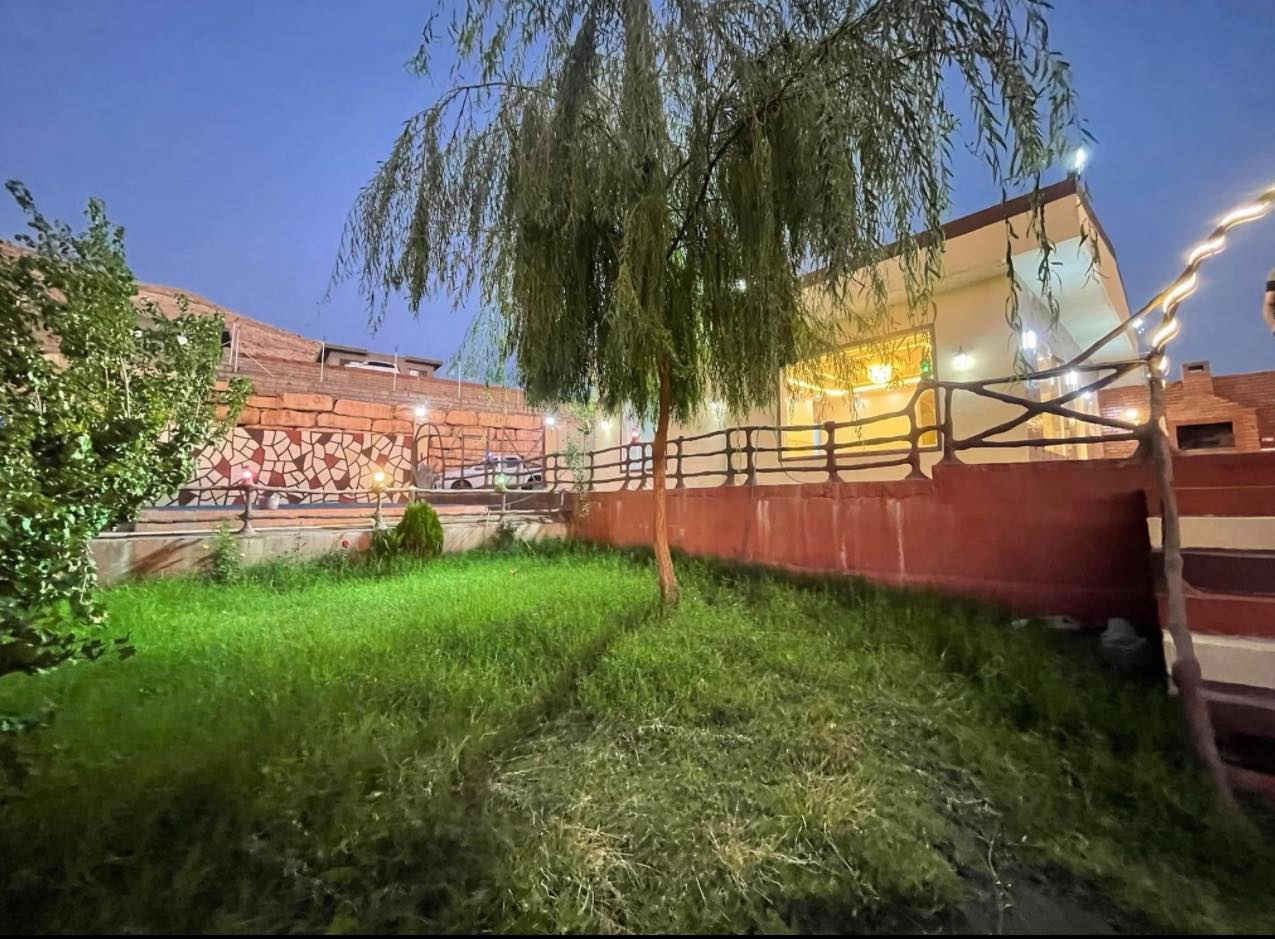 🏡 مەزرەعە بۆ فرۆشتن 🛣️ لەکۆرێ نزیک جووت سایدی تونیل🏛️ نموونەیە لە جوانی 
 
🏡 رووبەری 2000+ مەتر 
🔹 ئاو  تایبەت بە خۆی هەیە 24 کاتژمێر
کارەبا هەیە 
مسبح تیدایە
🏡 مەزرەعەکە پێكهاتووە لە:
🛏️ 2 ژووری نوستنی
🍽️ مەتبەخ
🛋️ هـــــۆڵ
🥩 شوێنی برژاندن
🌳 حەدیقە
‏
‏☎️ :*********** WhatsApp + Viber + Call

                      🔹🔸🌳🏡🌴🔸🔹
