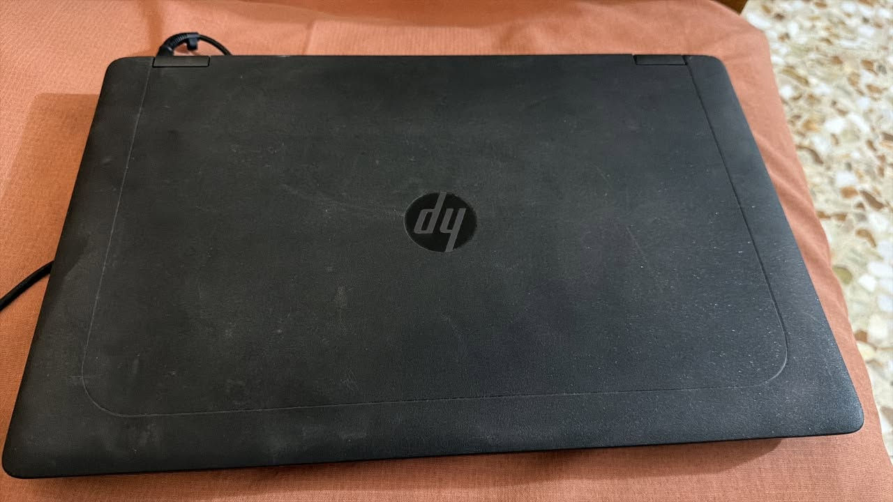 � للبيع لابتوب HP ZBook 17 G2 Workstation
📌 المواصفات:

✅ الموديل: HP ZBook 17 G2
✅ المعالج: Intel Core i7-4810MQ بسرعة 2.80GHz (الجيل الرابع)
✅ الرام: 8GB DDR3
✅ كرت الشاشة الداخلي: Intel HD Graphics 4600
✅ كرت الشاشة المنفصل: NVIDIA Quadro K3100M 4GB
✅ التخزين:
SSD Kingston A400 سعة 480GB
HDD Toshiba سعة 500GB تقريبًا
إجمالي السعة: حوالي 980GB
✅ نظام التشغيل: Windows 10 Pro 64-bit (22H2)
✅ شاشة كبيرة 17.3 بوصة
✅ يحتوي على DVD Writer

✨ المميزات:

سرعة عالية بفضل قرص الـ SSD.
مساحة تخزين كبيرة بوجود SSD + HDD.
كرت شاشة احترافي مناسب لبرامج:
AutoCAD
Revit
3ds Max
Photoshop
Premiere Pro
DaVinci Resolve
SolidWorks وغيرها.
.للتواصل واتس اب او اتصال
***********

