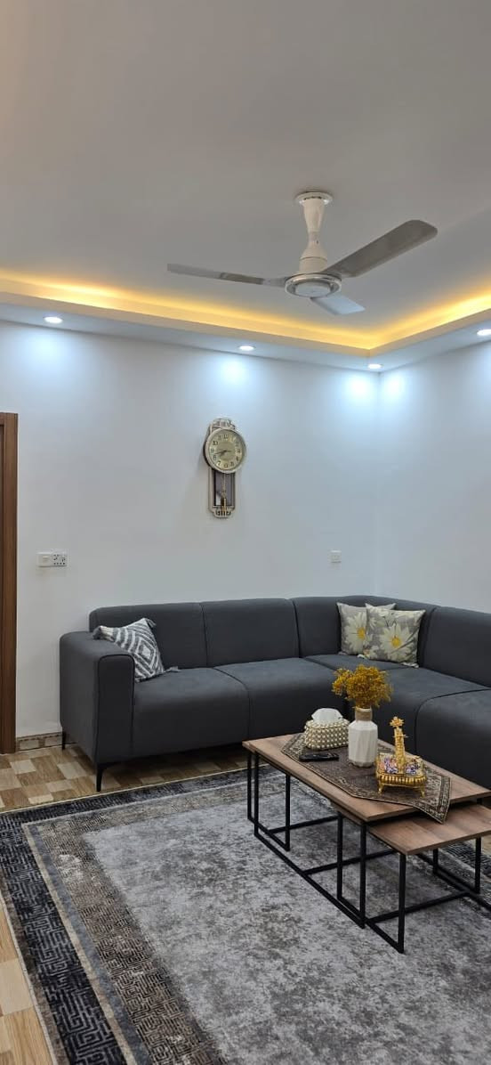 السلام عليكم 
دار للبيع 
العنوان مجمع طيبة ١ 
المساحة ٢٠٠ متر 
يتكون الدار من 
غرفتين نوم 
صالة كبيرة 
استقبال 
مطبخ حار 
مطبخ بارد 
حديقة 
تواليت خارجي 
لمزيد من التفاصيل الاتصال ع الرقم 
***********
